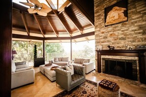 Smart TV, futbolito y tenis de mesa 