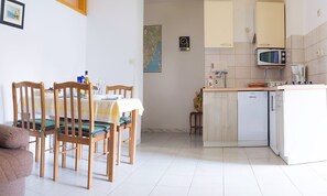 Fridge, microwave, dishwasher, coffee/tea maker - The apartment is in the private house, and you have access to entire property. (Pula)