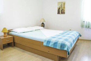 2 bedrooms, iron/ironing board, WiFi - The apartment is in the private house, and you have access to entire property. (Pula)