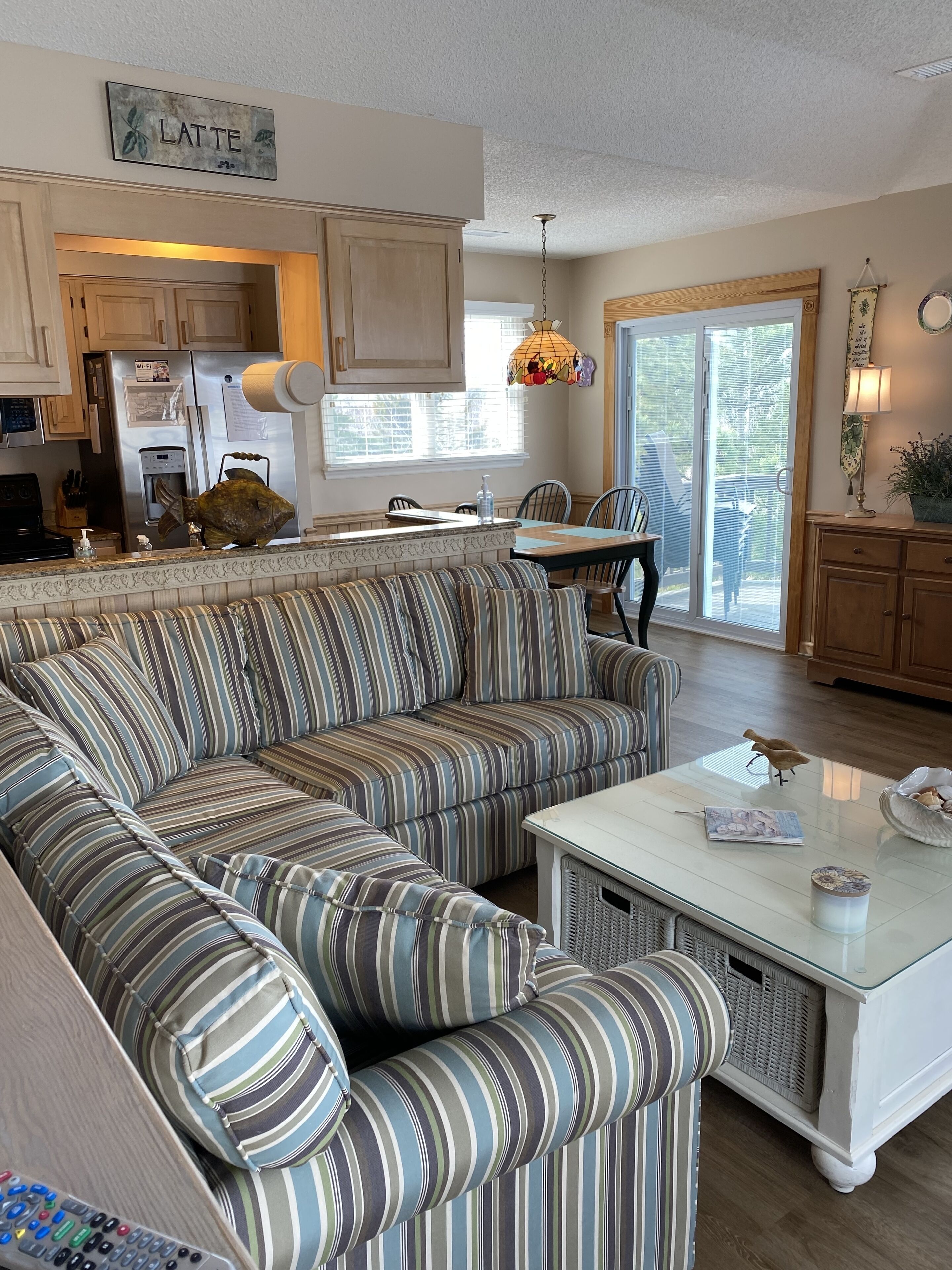 TV connectée, lecteur de DVD, livres, vidéothèque