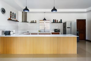 Kühlschrank, Mikrowelle, Herdplatte, Wasserkocher mit Kaffee-/Teezubehör