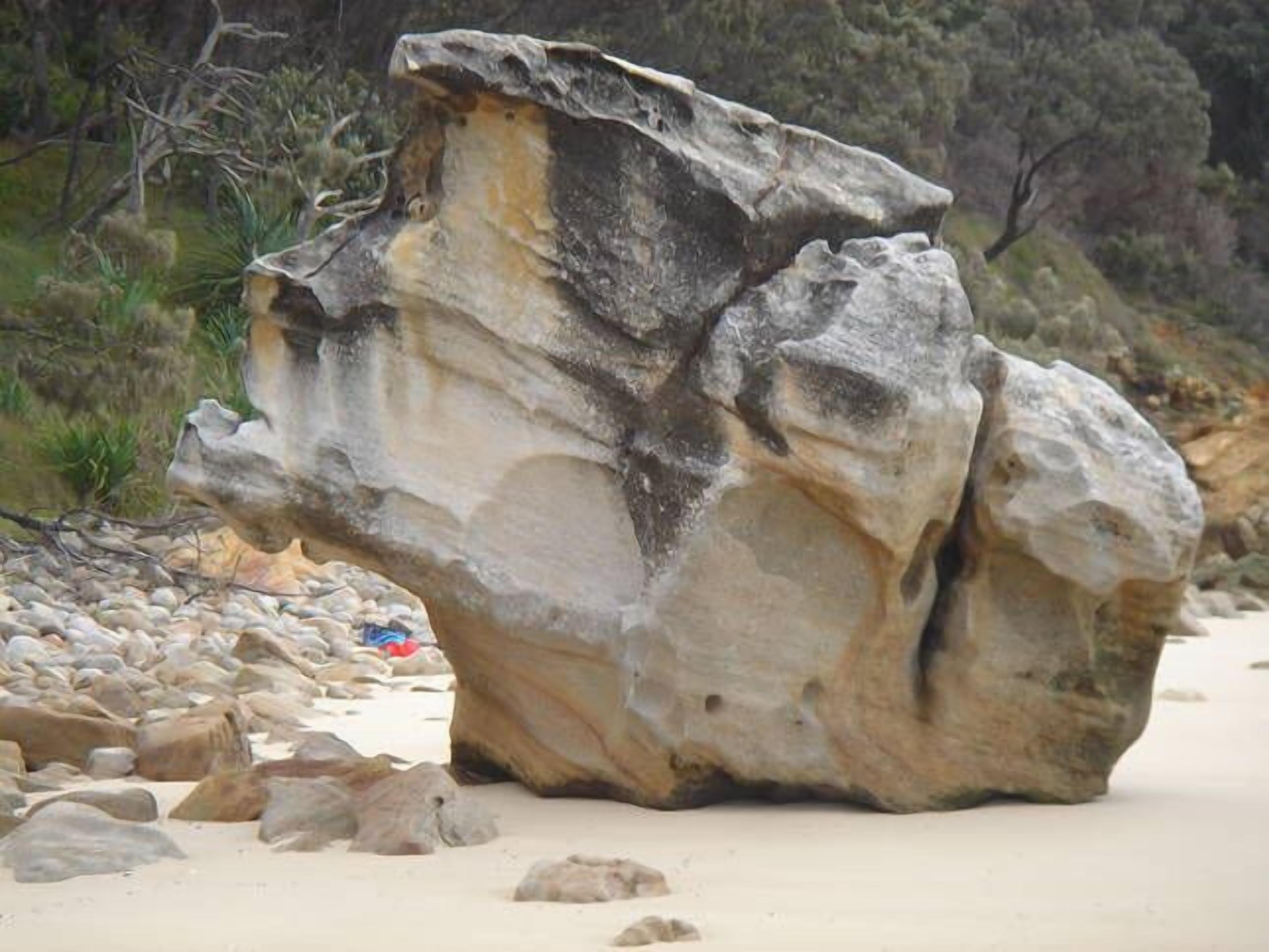 Blue Moon Beach House.  Fabulous views. Free Wifi. Airconditioned bedrooms. — image 7