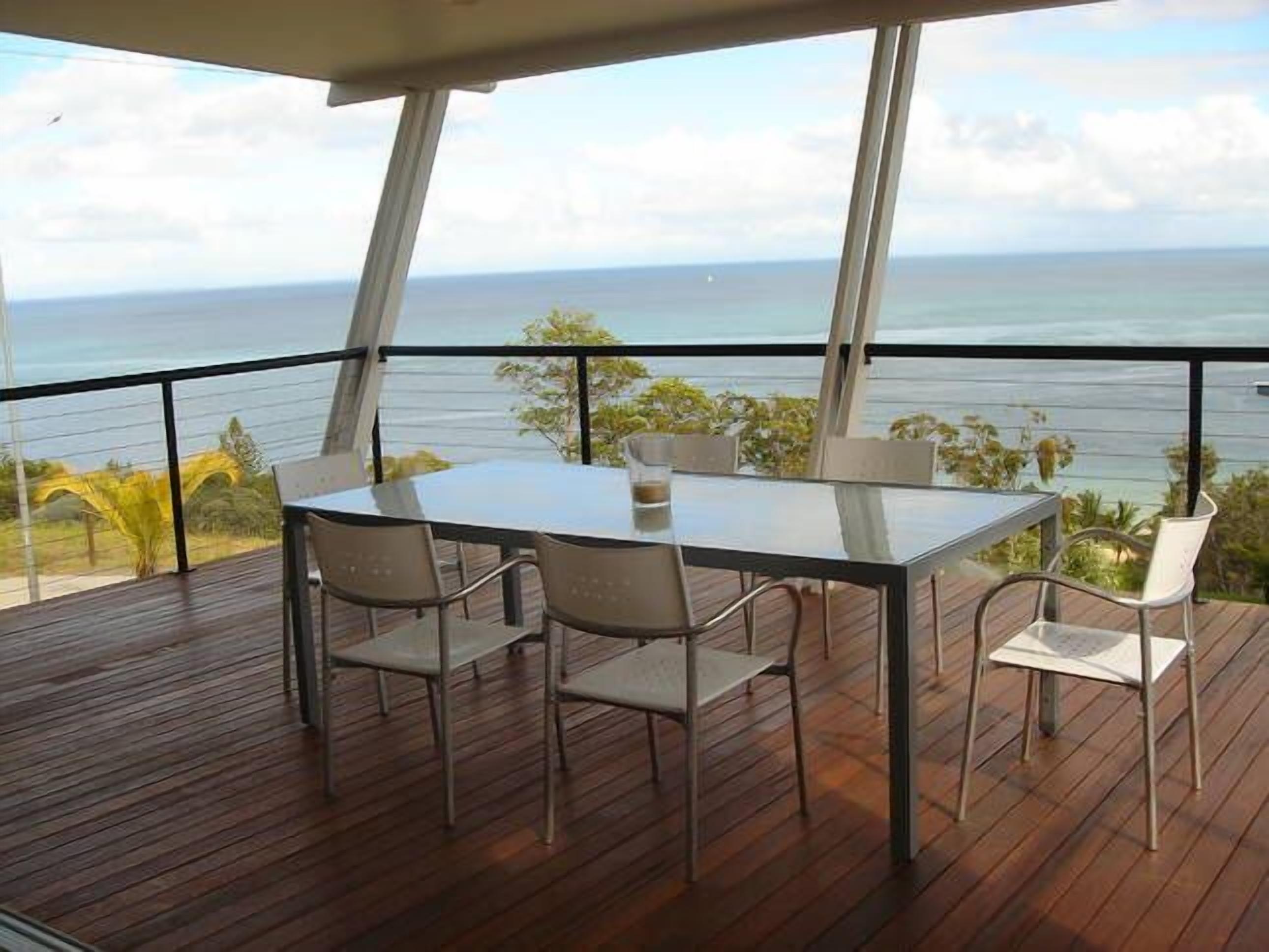 Blue Moon Beach House.  Fabulous views. Free Wifi. Airconditioned bedrooms. — image 8