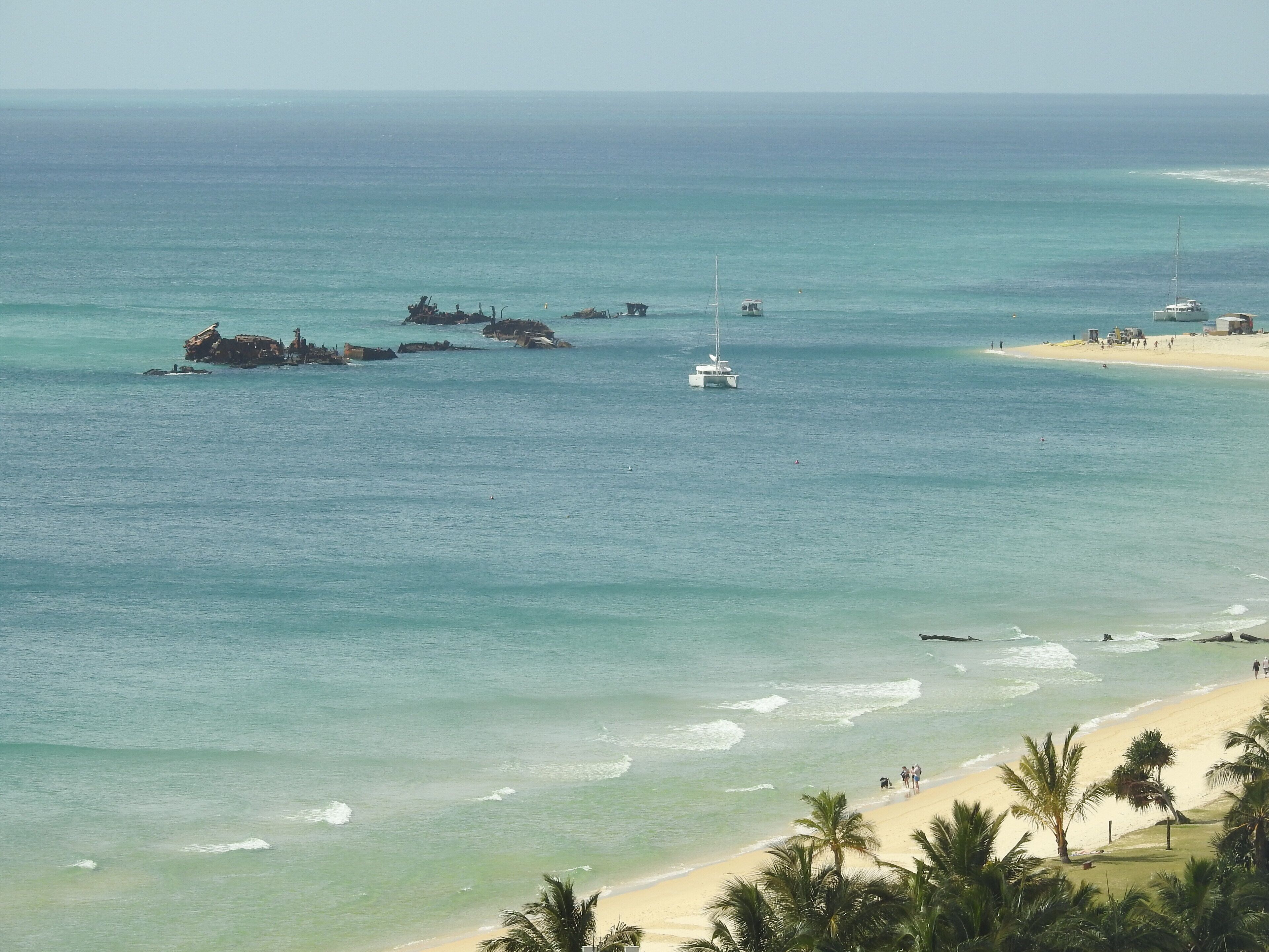 Blue Moon Beach House.  Fabulous views. Free Wifi. Airconditioned bedrooms. — image 26