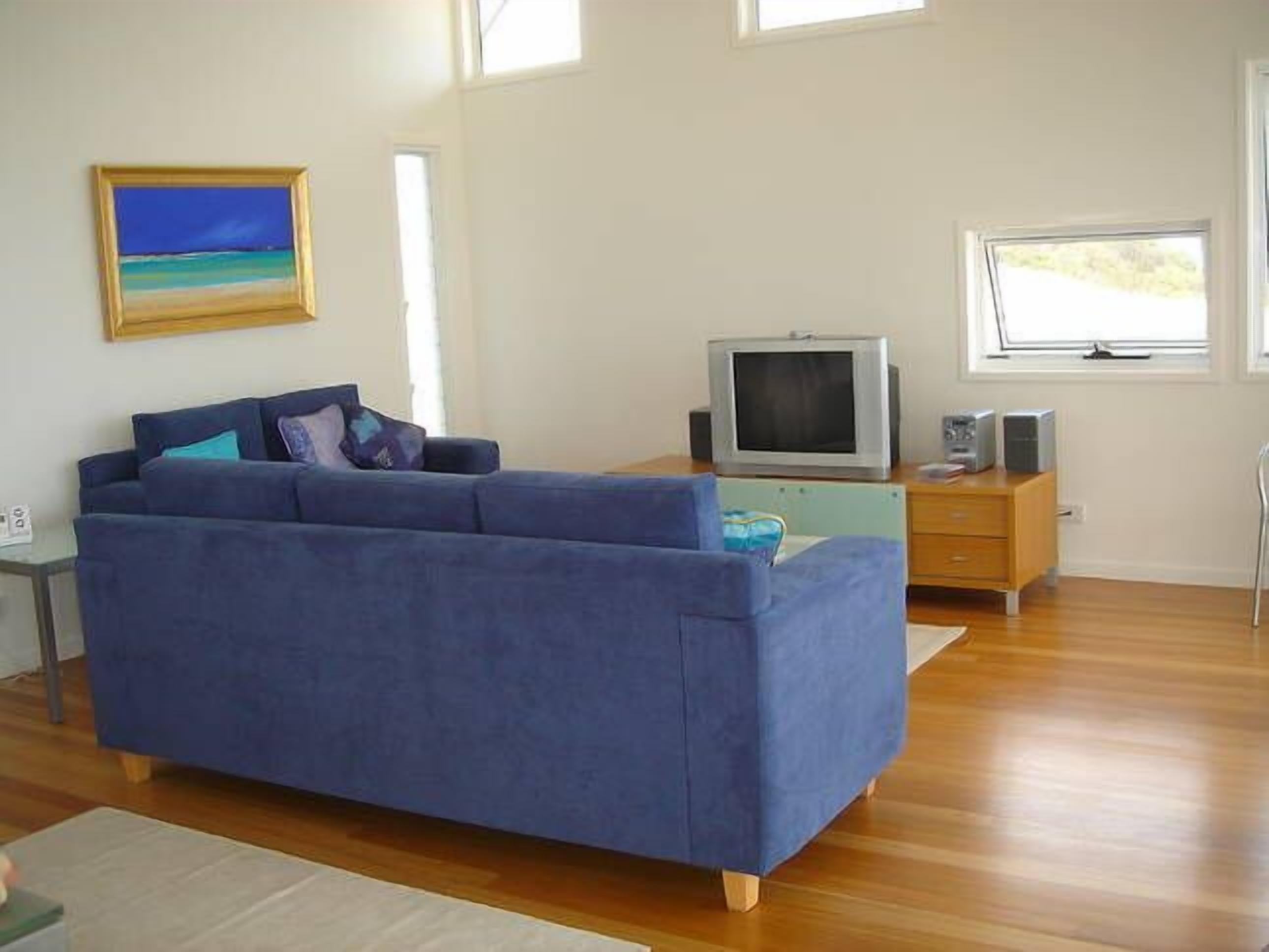 Blue Moon Beach House.  Fabulous views. Free Wifi. Airconditioned bedrooms. — image 12