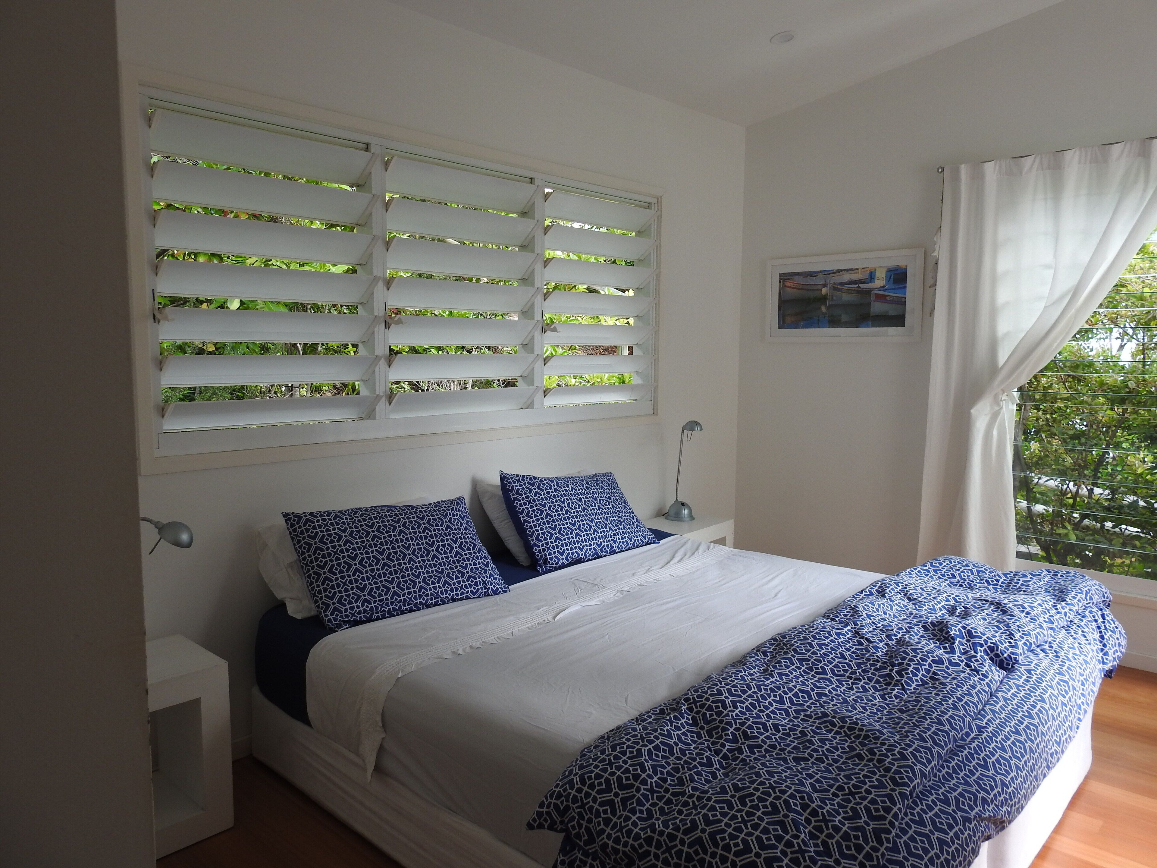 Blue Moon Beach House.  Fabulous views. Free Wifi. Airconditioned bedrooms. — image 15