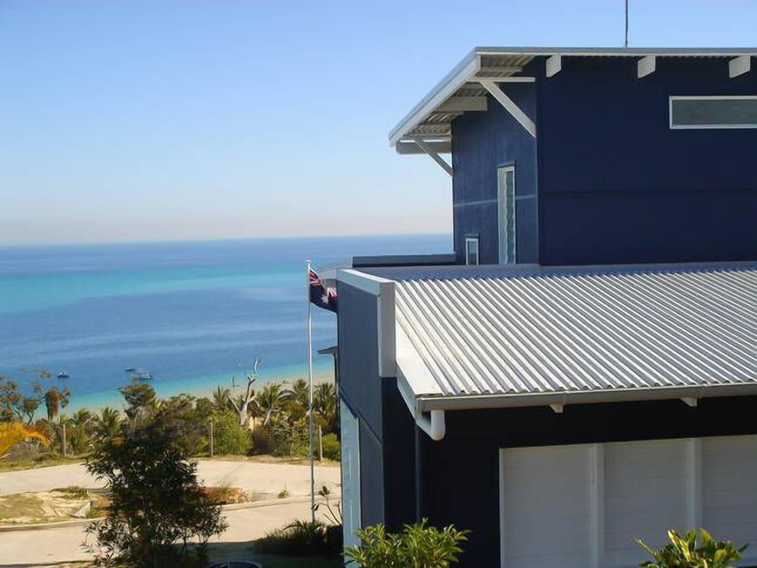 Blue Moon Beach House.  Fabulous views. Free Wifi. Airconditioned bedrooms. — image 20
