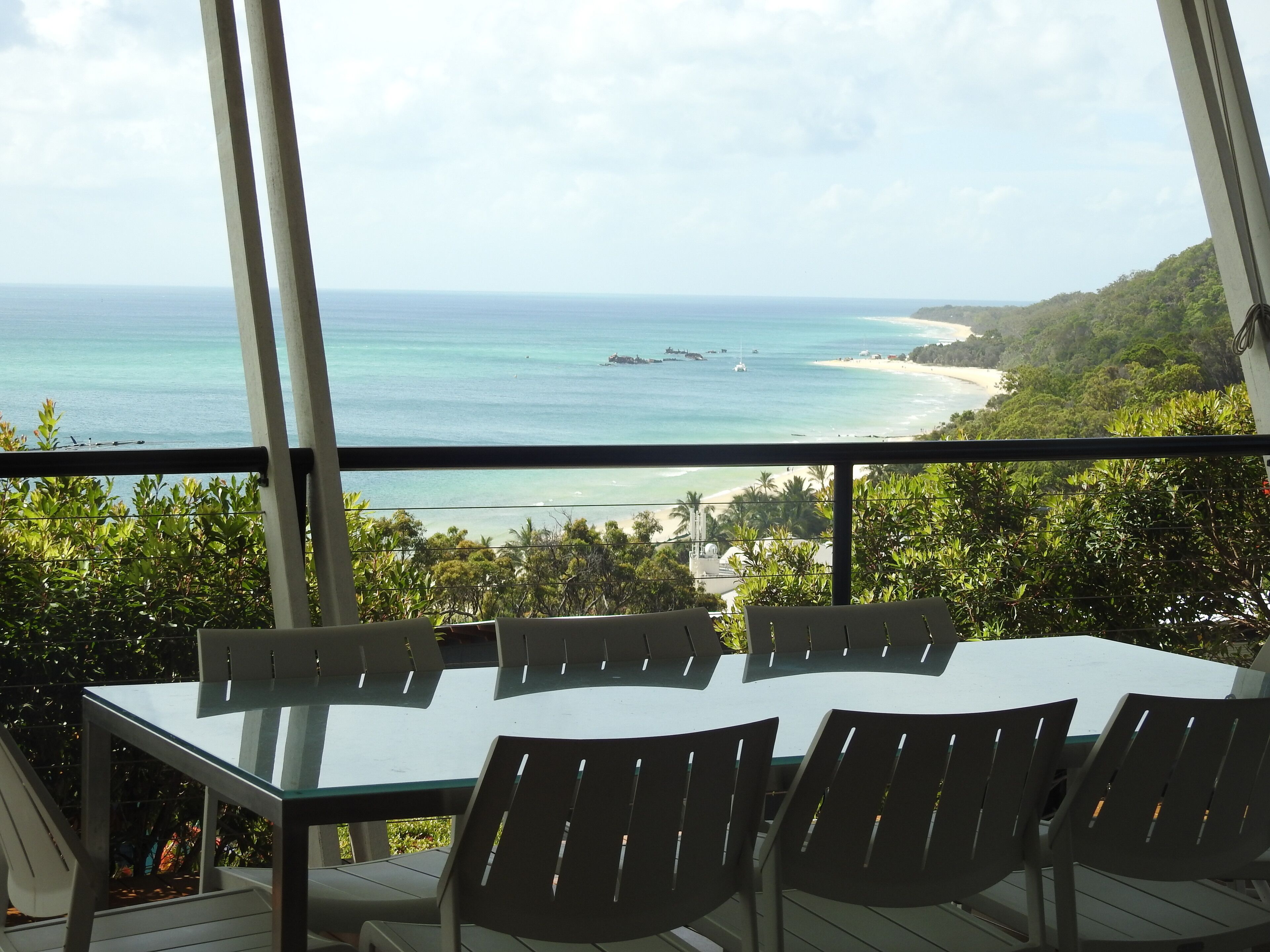 Blue Moon Beach House.  Fabulous views. Free Wifi. Airconditioned bedrooms. — image 9