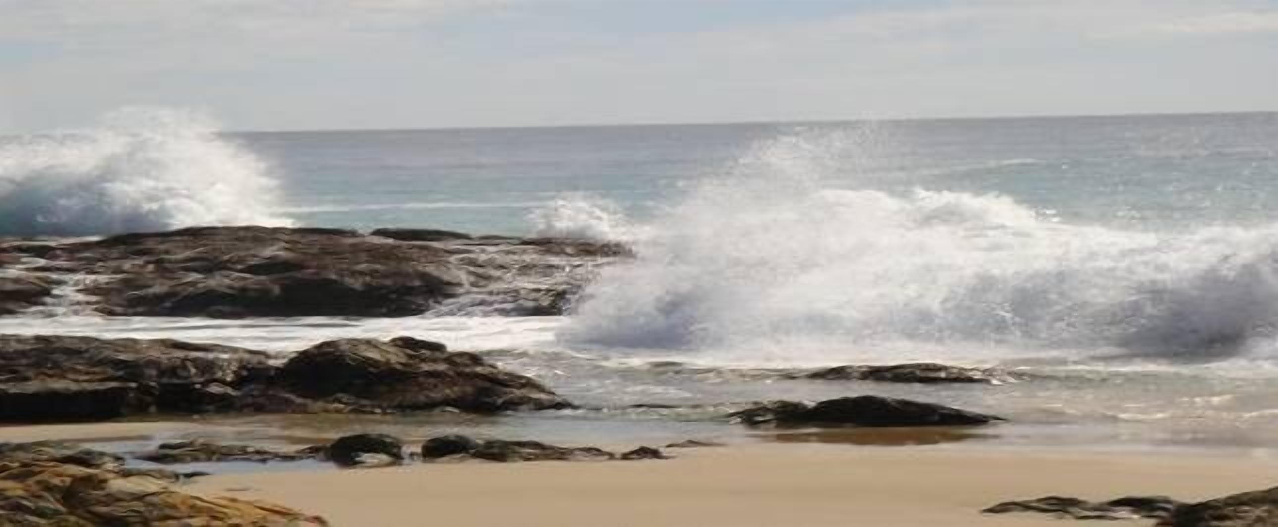 Blue Moon Beach House.  Fabulous views. Free Wifi. Airconditioned bedrooms. — image 24