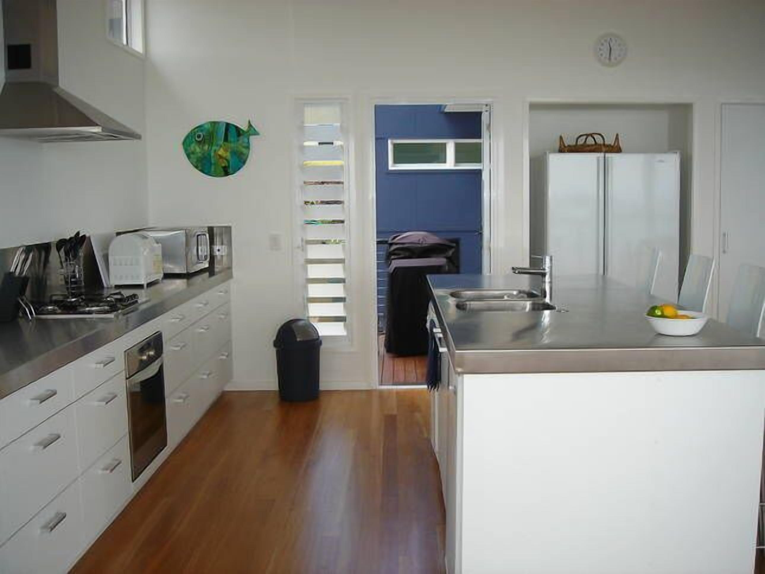 Blue Moon Beach House.  Fabulous views. Free Wifi. Airconditioned bedrooms. — image 11