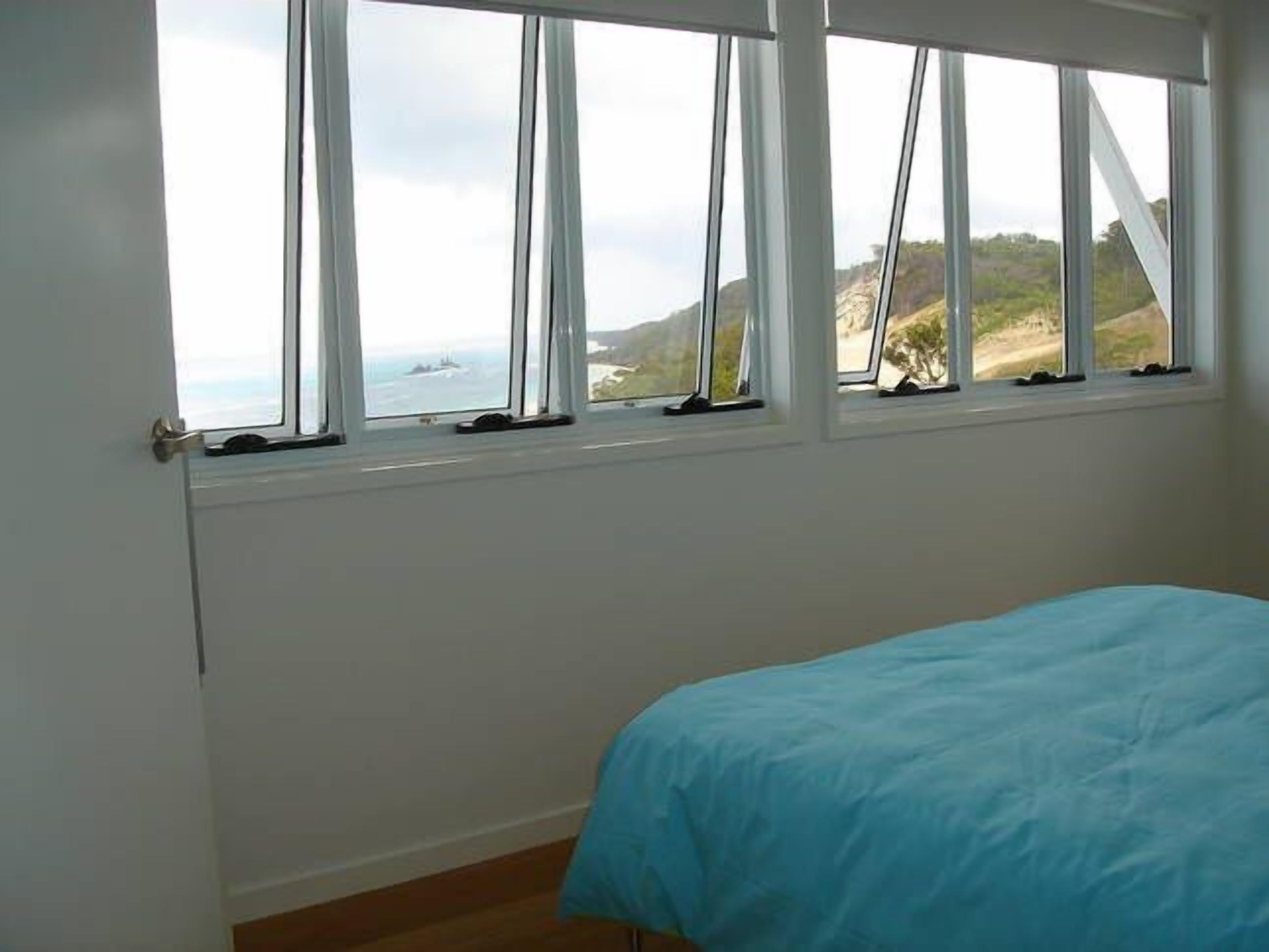 Blue Moon Beach House.  Fabulous views. Free Wifi. Airconditioned bedrooms. — image 13