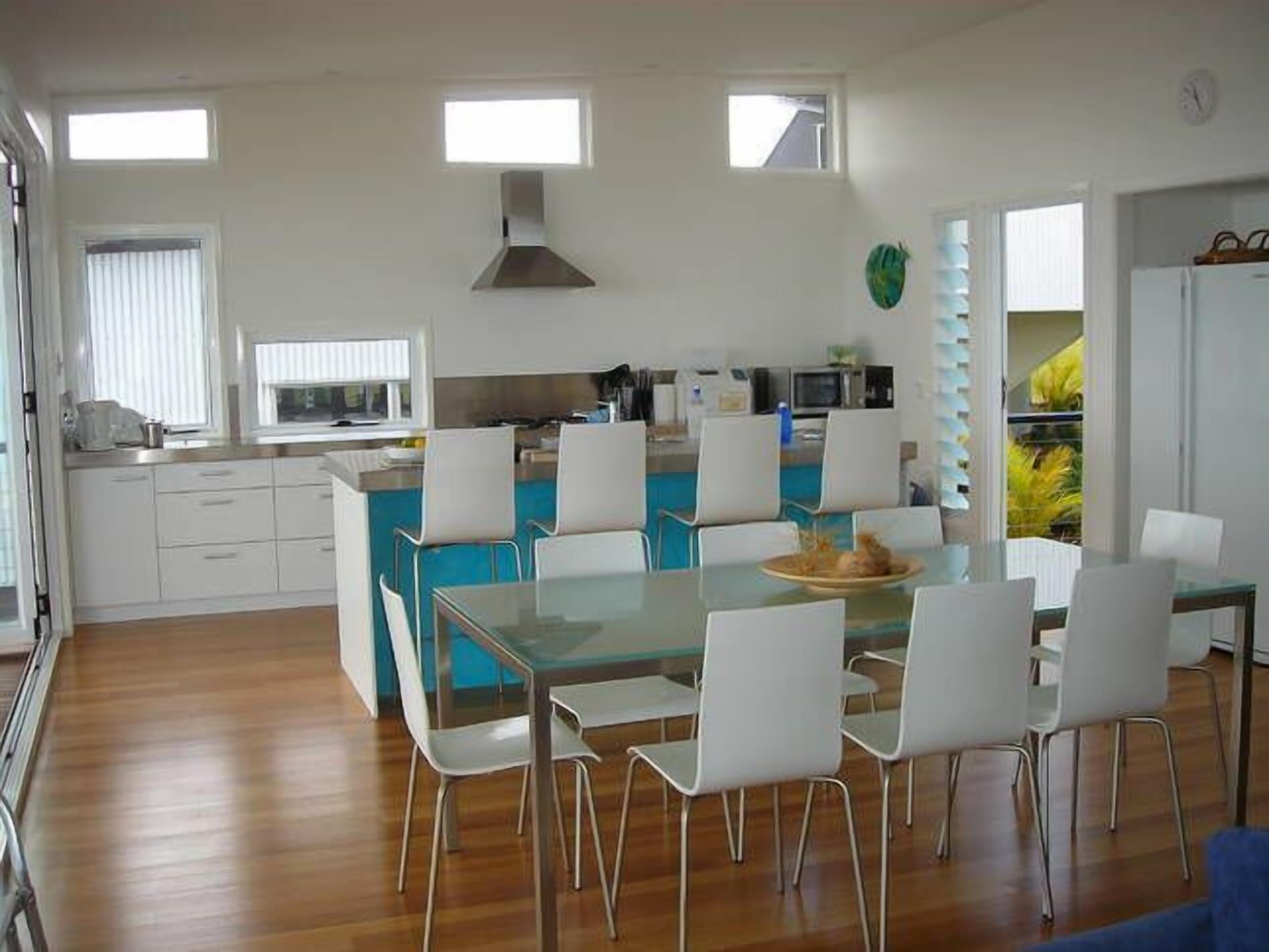 Blue Moon Beach House.  Fabulous views. Free Wifi. Airconditioned bedrooms. — image 10