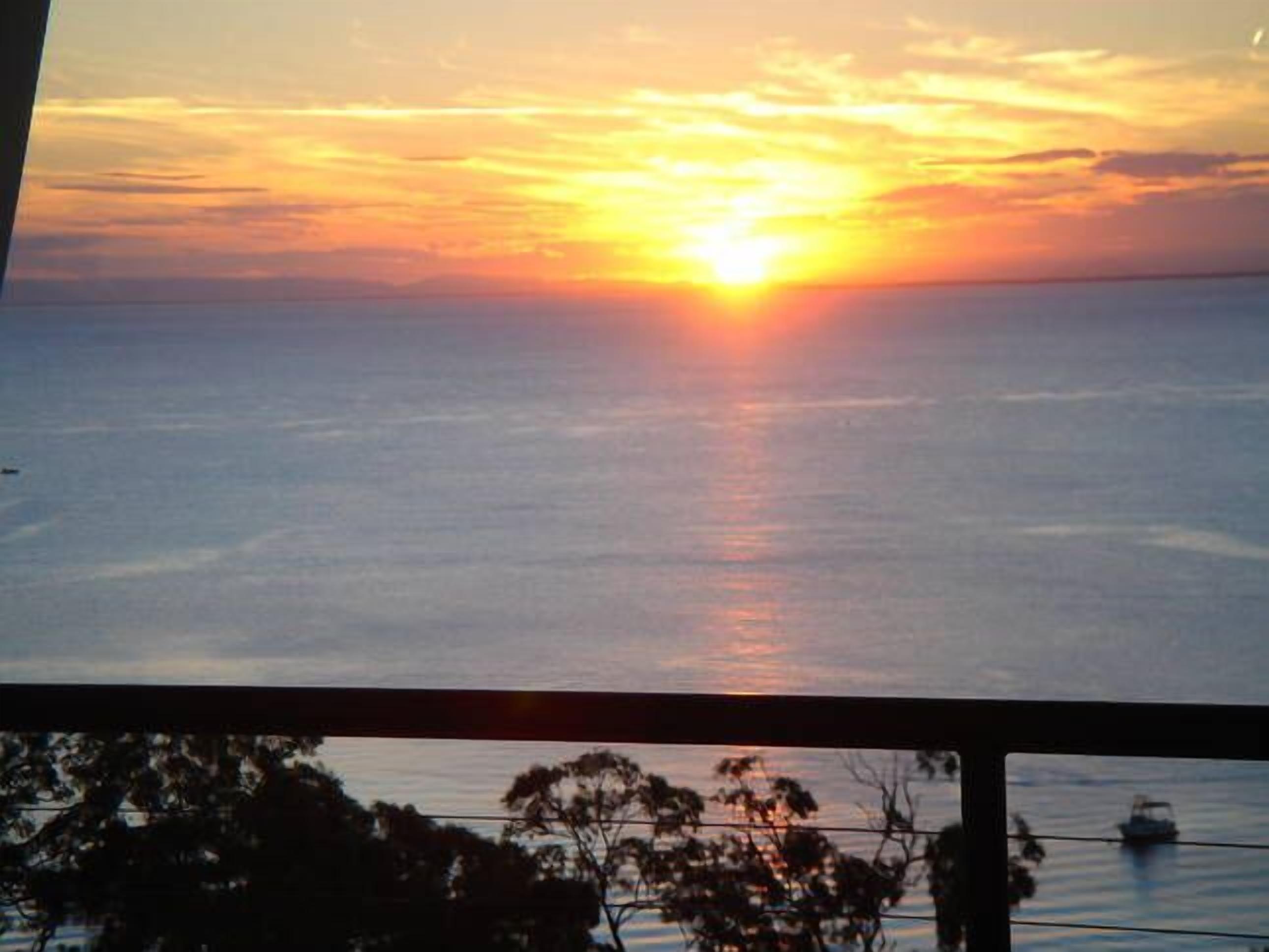 Blue Moon Beach House.  Fabulous views. Free Wifi. Airconditioned bedrooms. — image 19