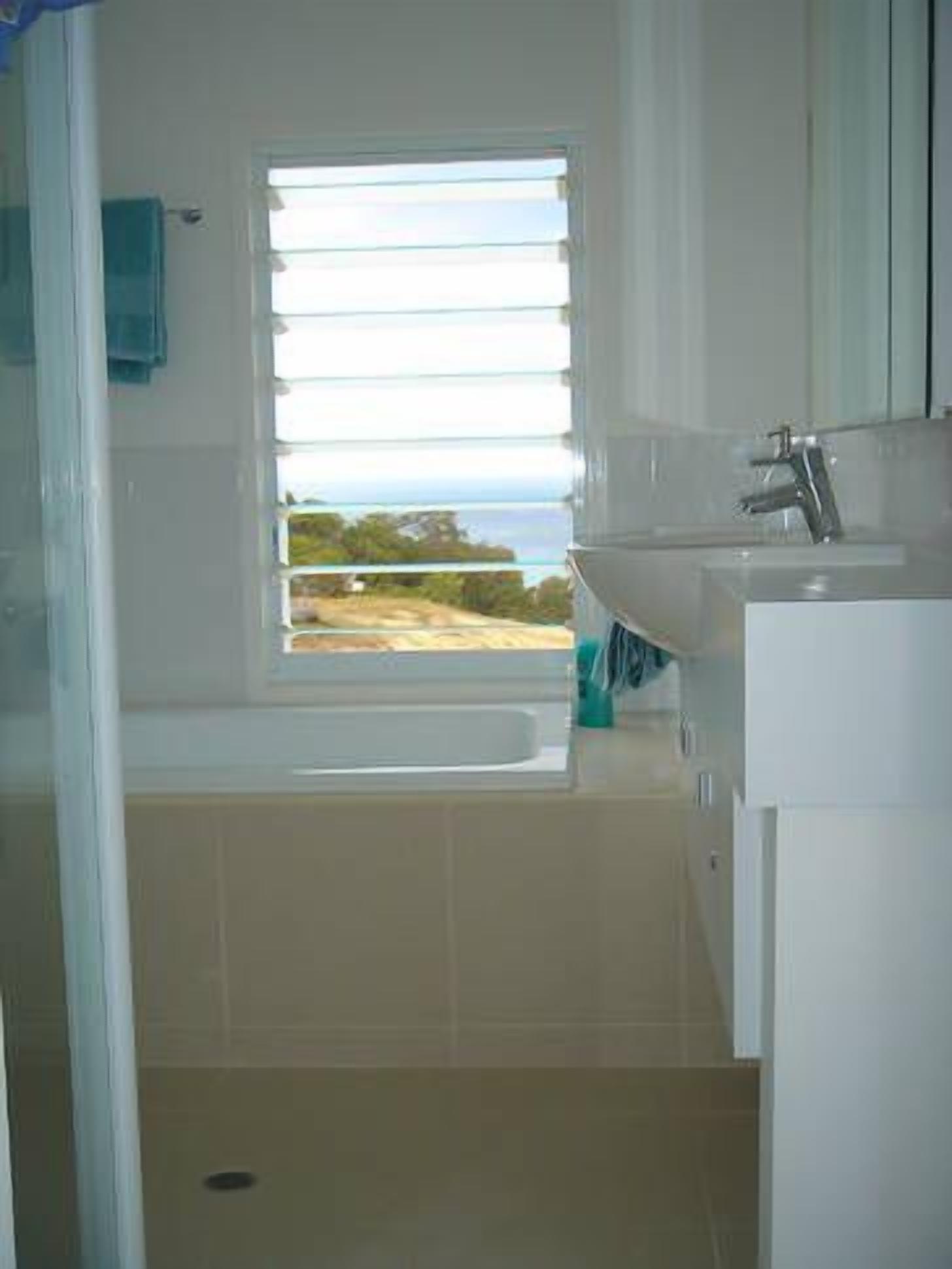 Blue Moon Beach House.  Fabulous views. Free Wifi. Airconditioned bedrooms. — image 14