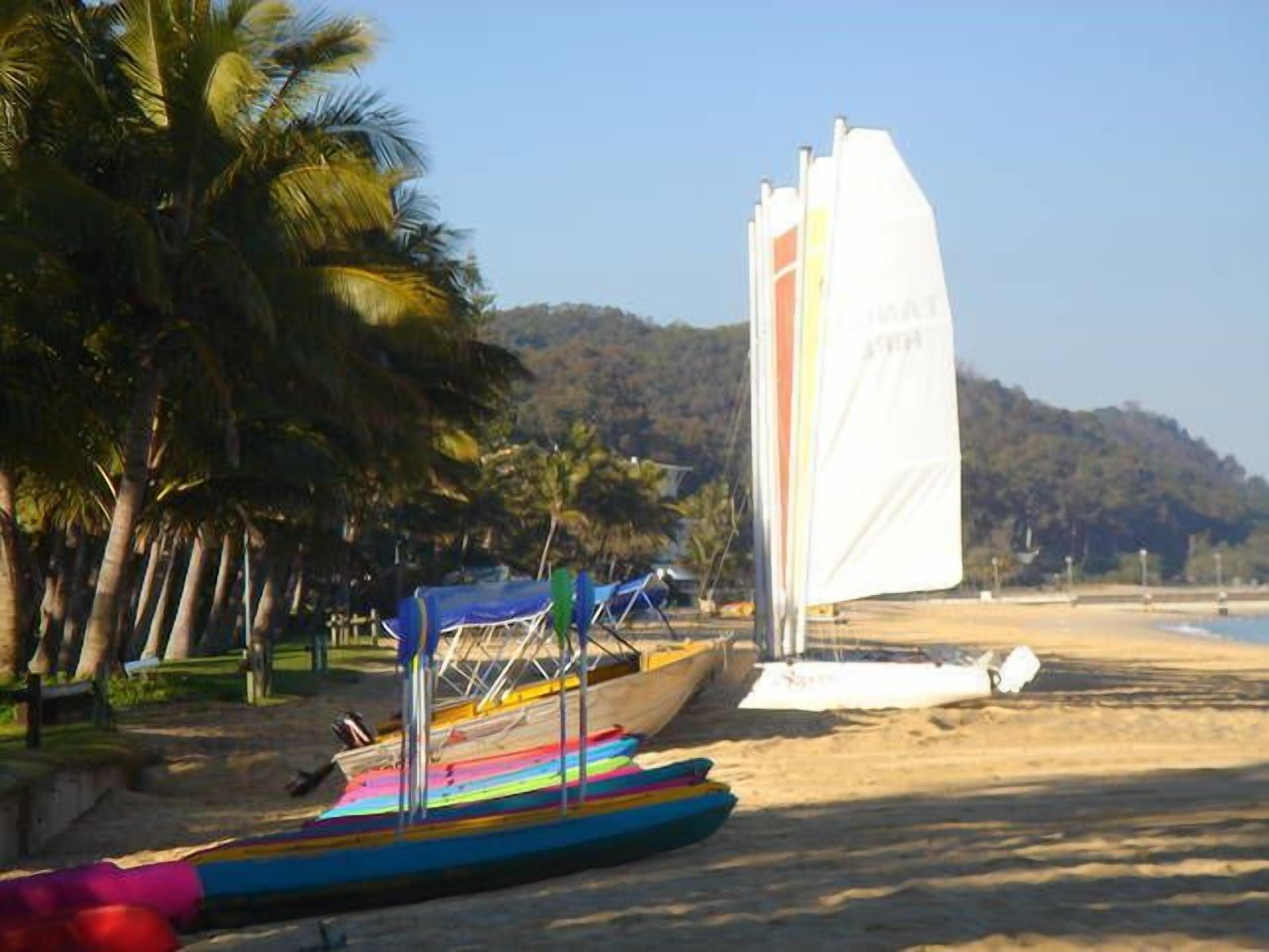 Blue Moon Beach House.  Fabulous views. Free Wifi. Airconditioned bedrooms. — image 4