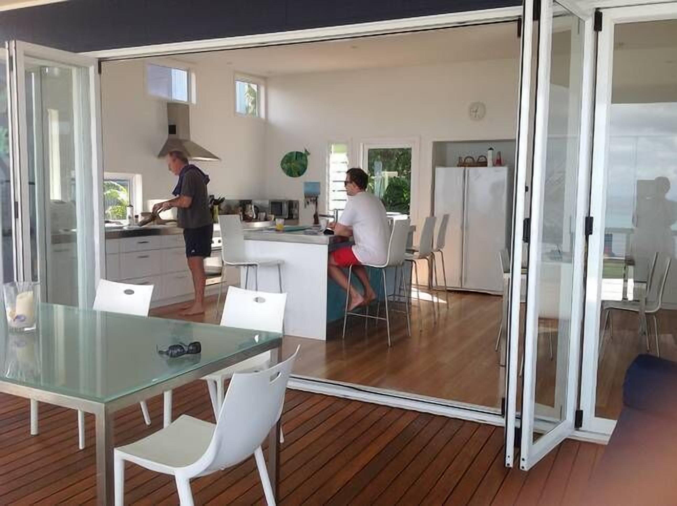 Blue Moon Beach House.  Fabulous views. Free Wifi. Airconditioned bedrooms. — image 3