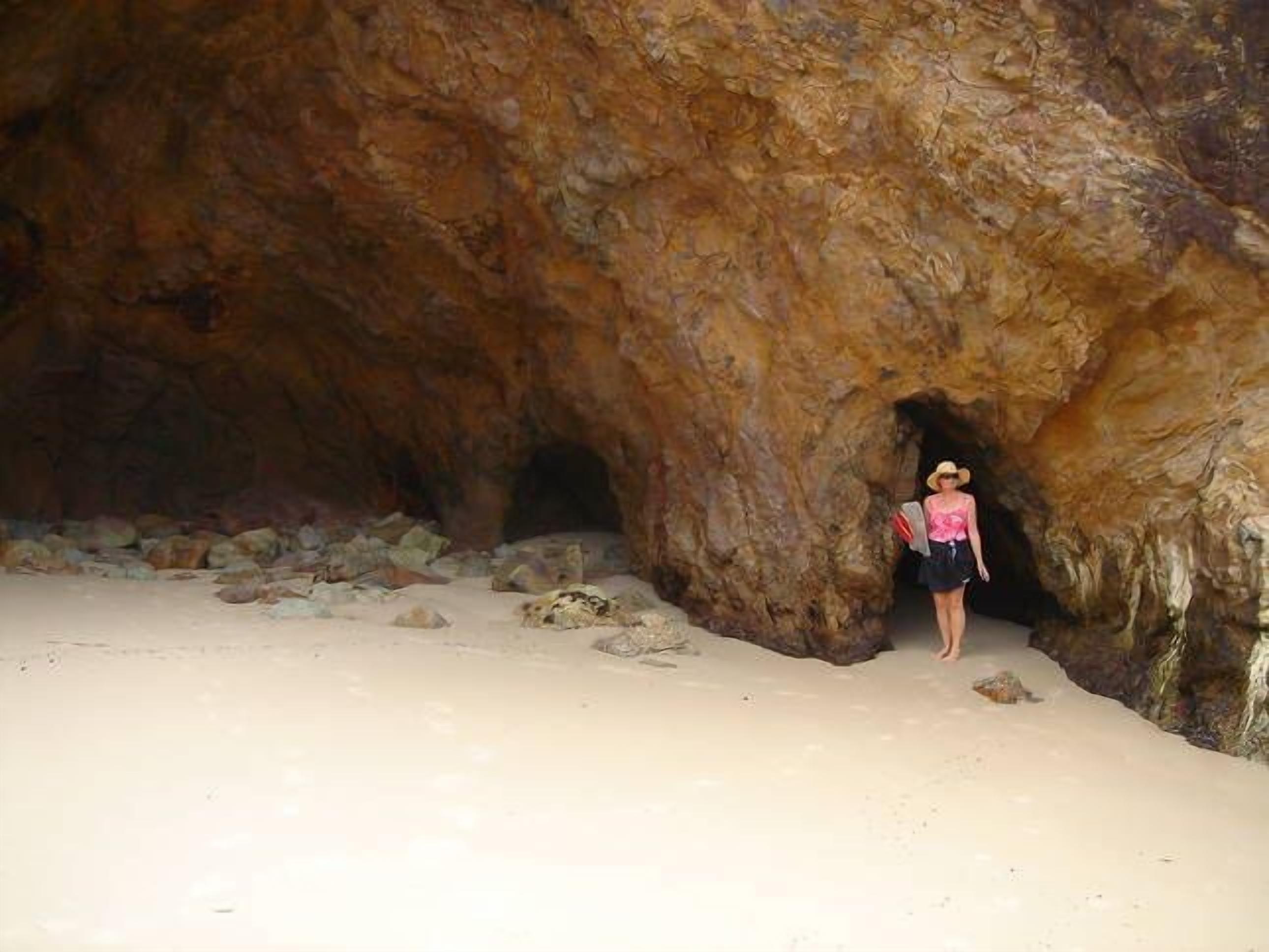 Blue Moon Beach House.  Fabulous views. Free Wifi. Airconditioned bedrooms. — image 5