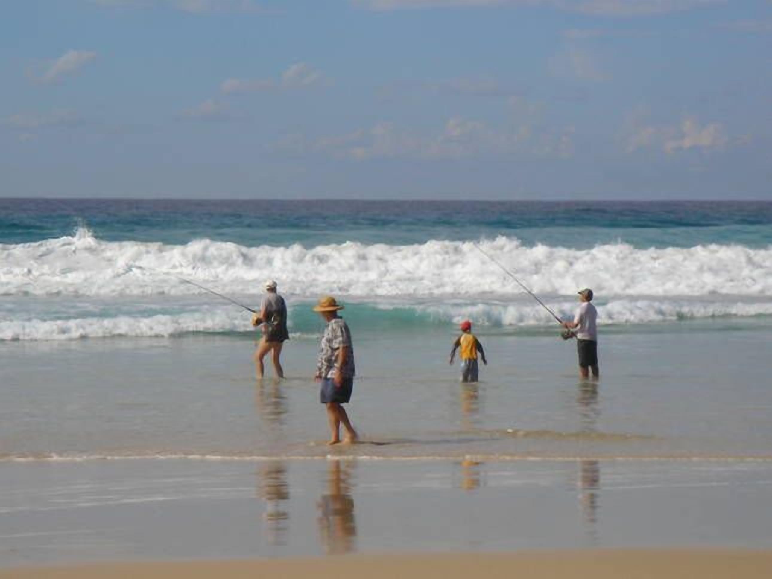 Blue Moon Beach House.  Fabulous views. Free Wifi. Airconditioned bedrooms. — image 23