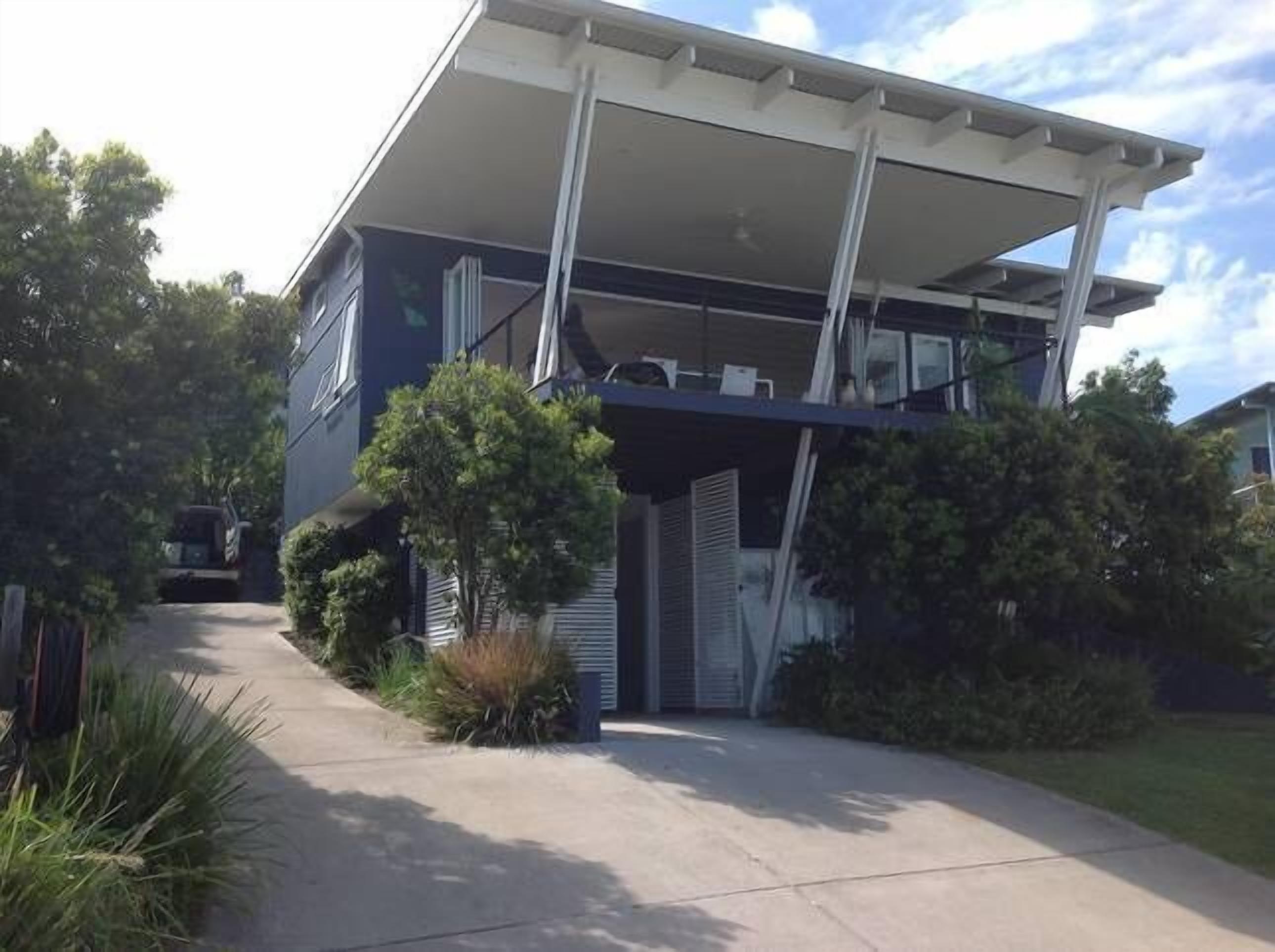 Blue Moon Beach House.  Fabulous views. Free Wifi. Airconditioned bedrooms. — image 18