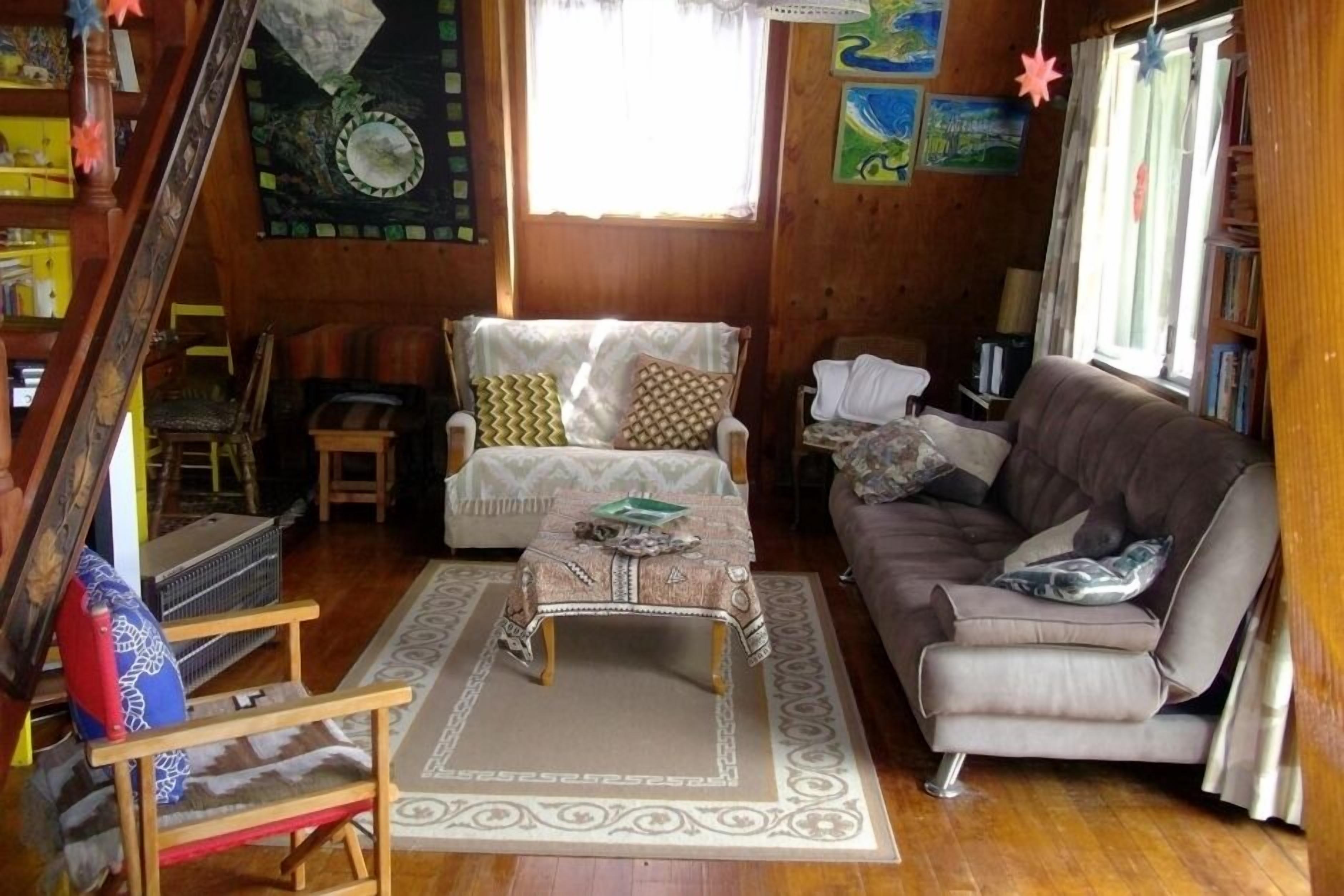 Fernseher, DVD-Player, Bücher, Stereoanlage