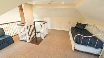 3 bedrooms, iron/ironing board, internet