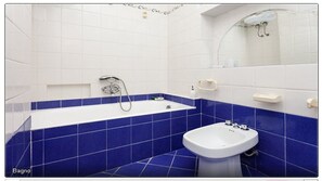 Ensemble douche/baignoire, sèche-cheveux, bidet, serviettes fournies