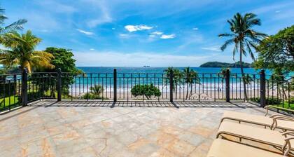 Villa de lujo frente al mar con piscina privada y servicio de limpieza a tiempo completo
