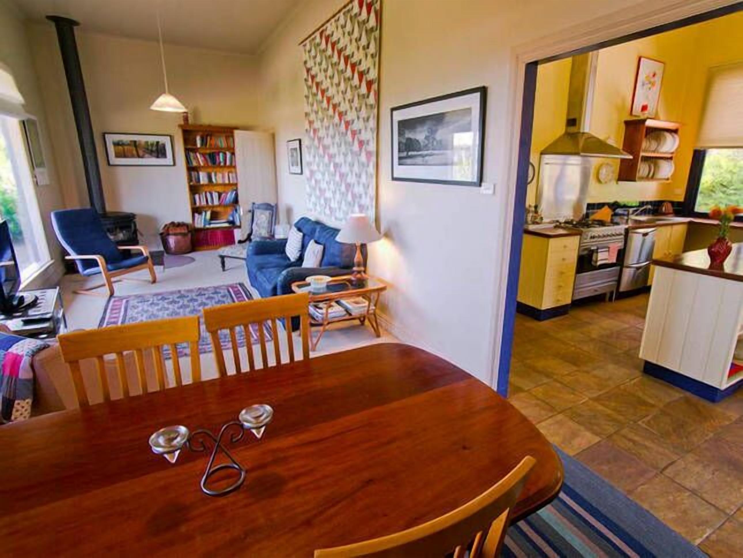 LCD-televisio, takka, DVD-soitin, kirjoja