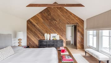 4 bedrooms, in-room safe, desk, iron/ironing board