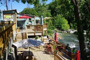 Outdoor dining - Summer Special - Cozy, Private Cabin, Mountain View, Pet Friendly (Hendersonville)