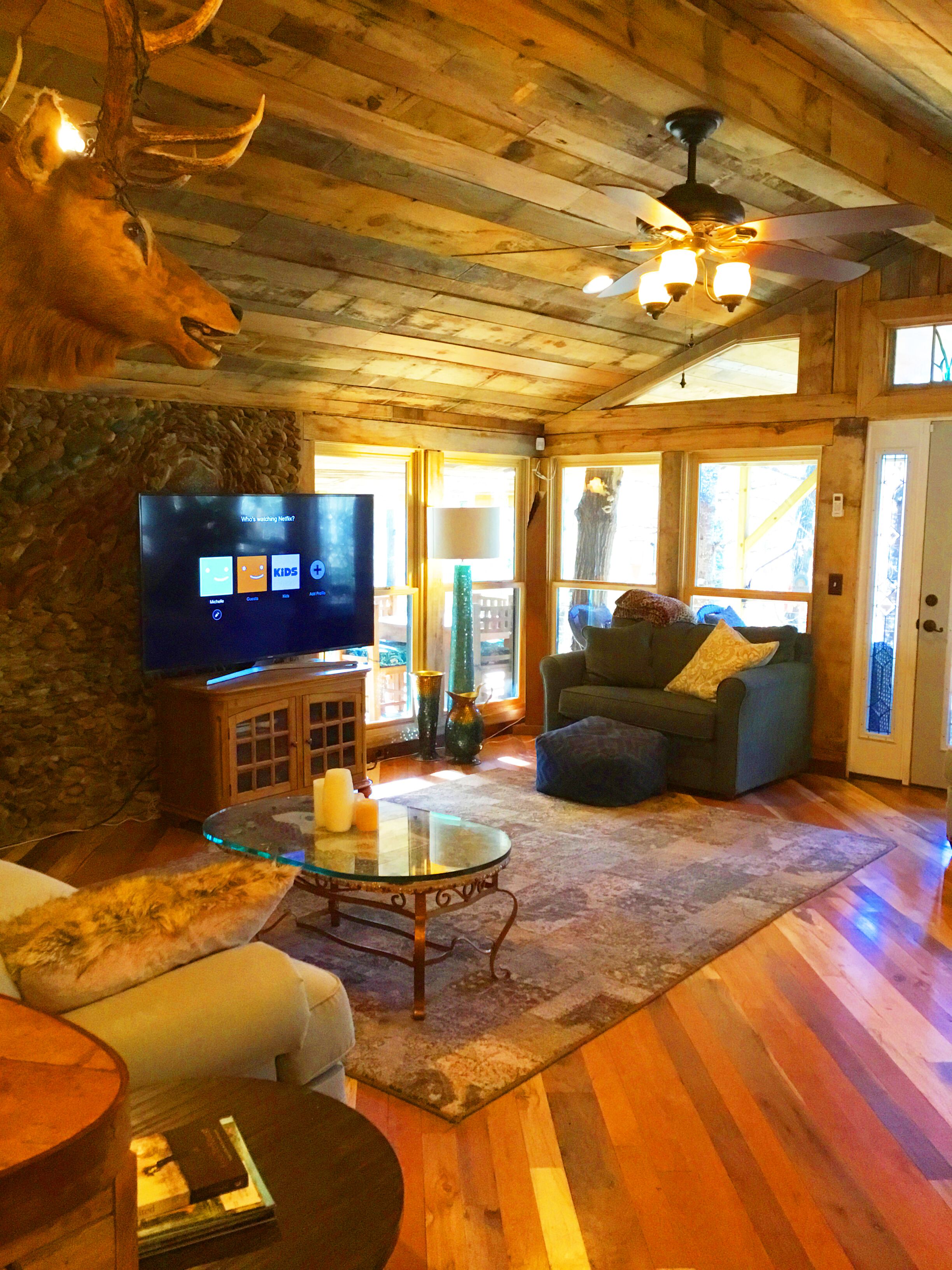 FALL LEAVES SPECIAL - Private and Pet Friendly Cabin, Reserve Now!