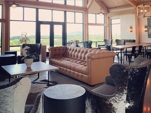 Smart TV, fireplace, video games, Netflix - Summer Special - Cozy, Private Cabin, Mountain View, Pet Friendly (Hendersonville)