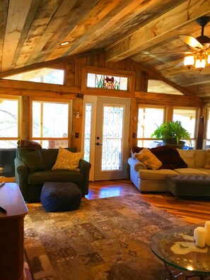 Smart TV, fireplace, video games, Netflix - Summer Special - Cozy, Private Cabin, Mountain View, Pet Friendly (Hendersonville)