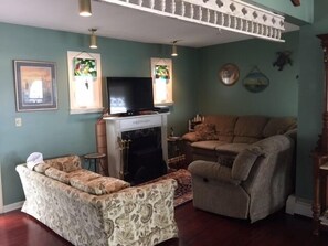 Smart-TV, peis, DVD-spiller og bøker