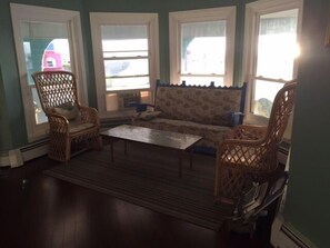 Smart-TV, peis, DVD-spiller og bøker