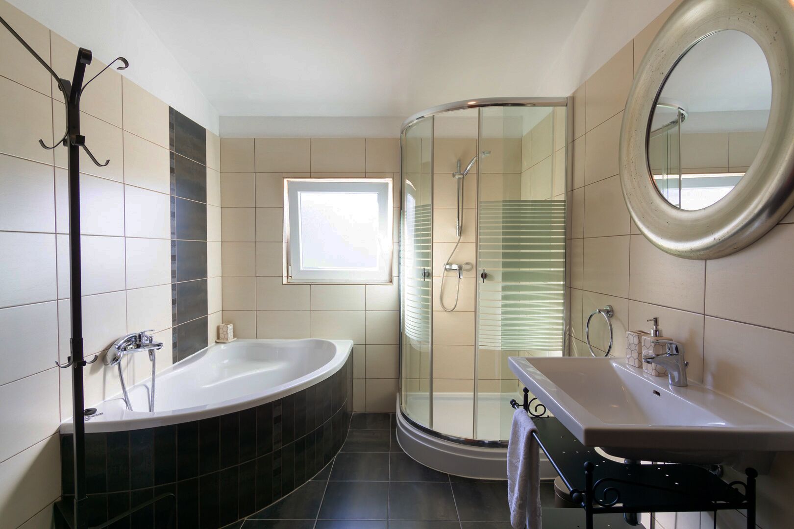 Combined shower/tub, hair dryer, bidet, towels