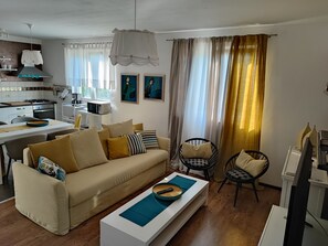 Smart TV, chimenea, reproductor de DVD y tenis de mesa 