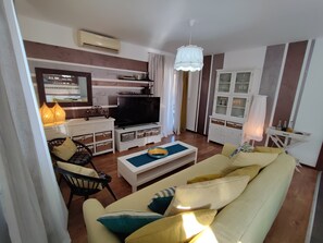 Smart-TV, Kamin, DVD-Player, Tischtennisplatte