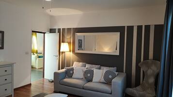 Smart TV, chimenea, reproductor de DVD y tenis de mesa