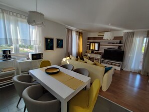 Smart-TV, Kamin, DVD-Player, Tischtennisplatte