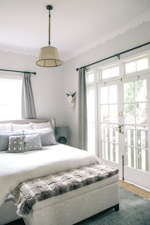 6 habitaciones, tabla de planchar con plancha y cuna de viaje 