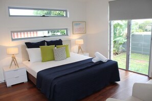 6 quartos, ferros/tábuas de passar roupa, roupa de cama