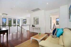 Smart TV - Room for everyone in this luxurious waterfront home! (Gold Coast)