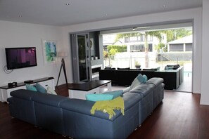 Smart TV - Room for everyone in this luxurious waterfront home! (Gold Coast)