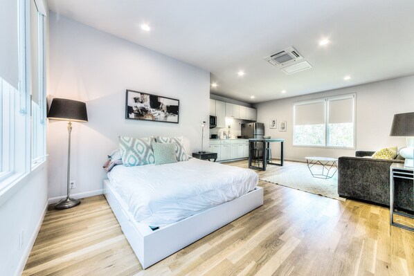 Desk, iron/ironing board, WiFi, bed sheets