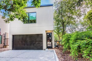 Exterior - Modern Bright Clean New Apartment Walk To Zilker, Close To Downtown (Austin)