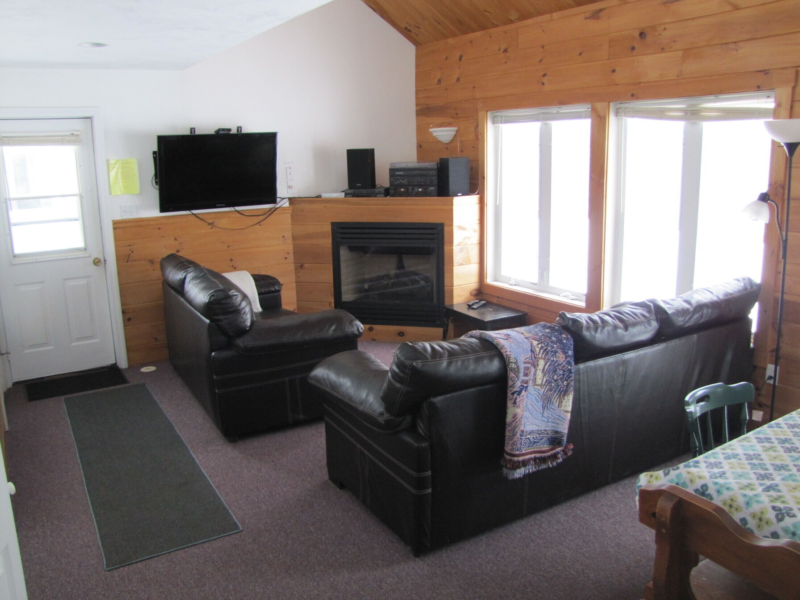 Meredith, Modern 4 bdrm, 2 bath, Lakefront home close to downtown, central air.