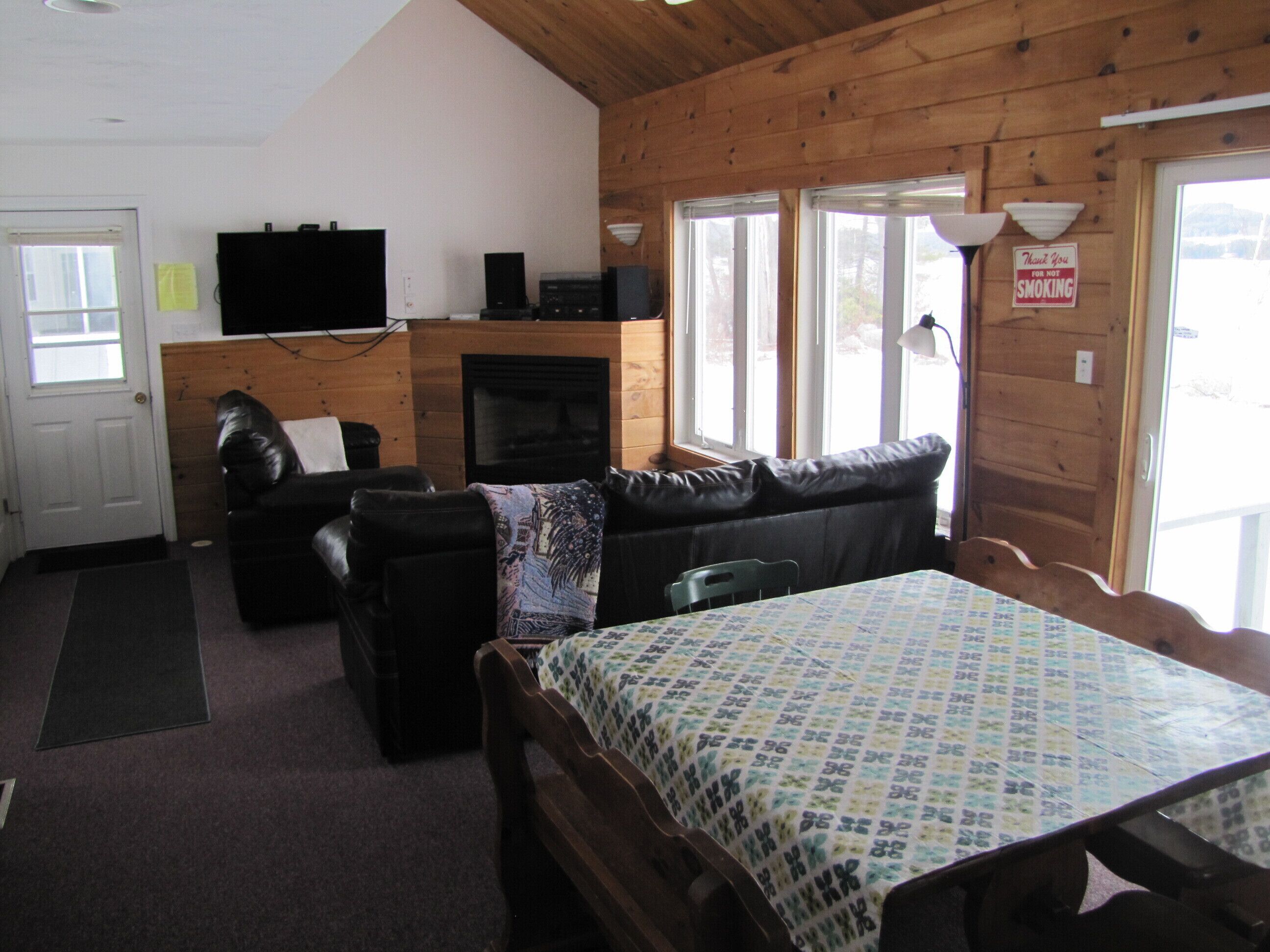 Meredith, Modern 4 bdrm, 2 bath, Lakefront home close to downtown, central air.