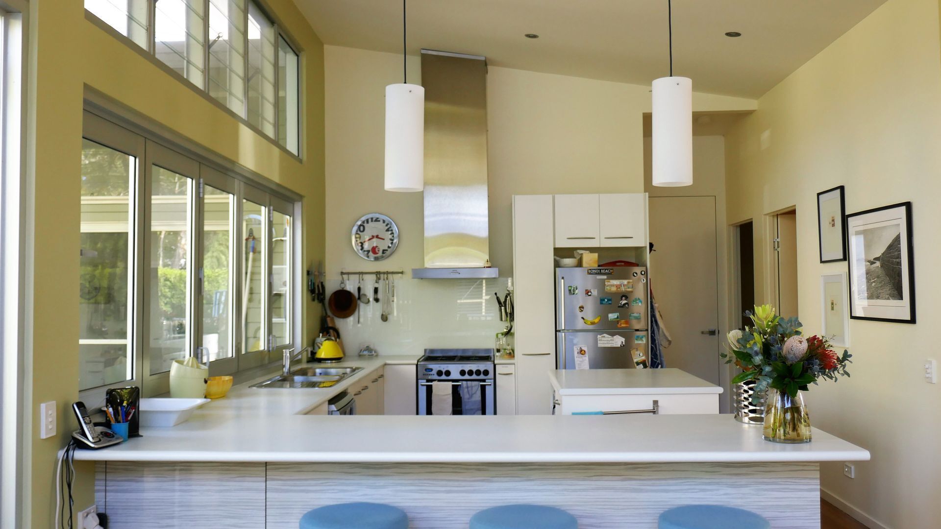 Contemporary chic-Ultra modern beach house, 2 mins stroll to beach, pet friendly