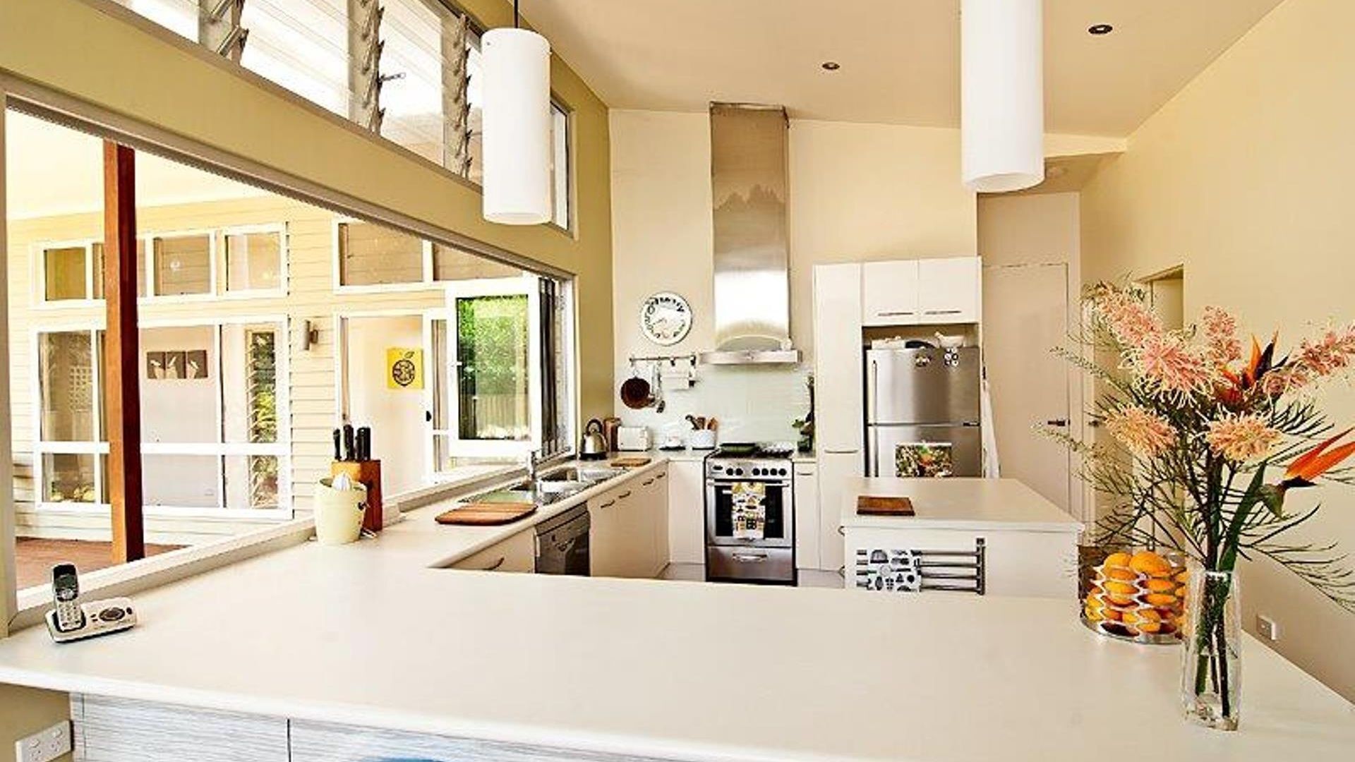 Contemporary chic-Ultra modern beach house, 2 mins stroll to beach, pet friendly